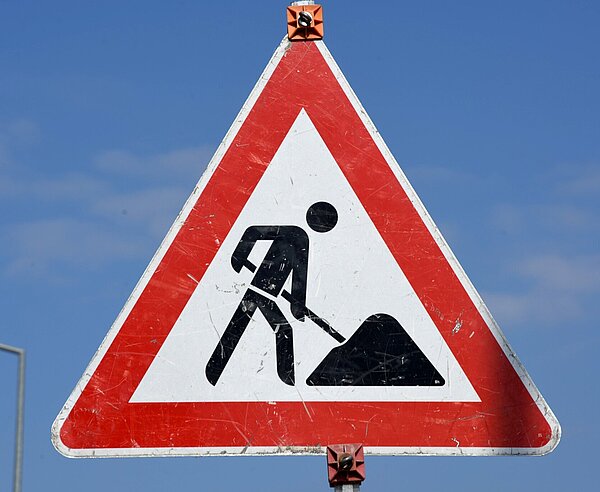 Verkehrsschild, das auf eine Baustelle hinweist.