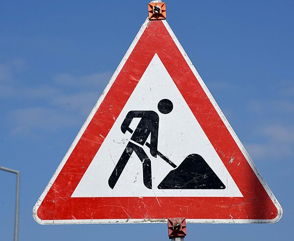 Verkehrsschild, das auf eine Baustelle hinweist.