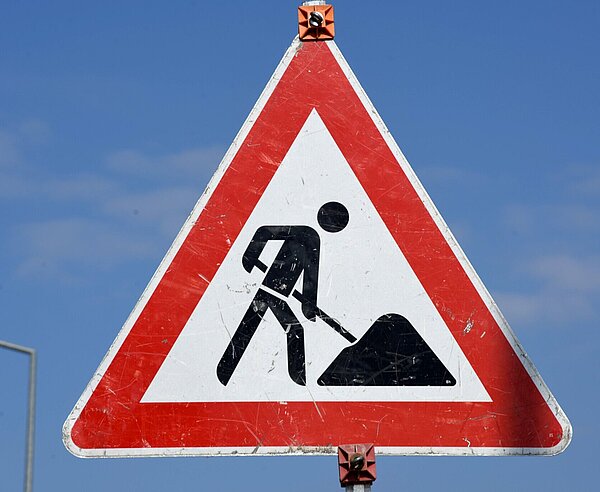 Verkehrsschild, das auf eine Baustelle hinweist.