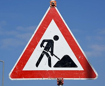 Verkehrsschild, das auf eine Baustelle hinweist.