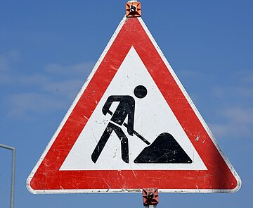 Verkehrsschild, das auf eine Baustelle hinweist.
