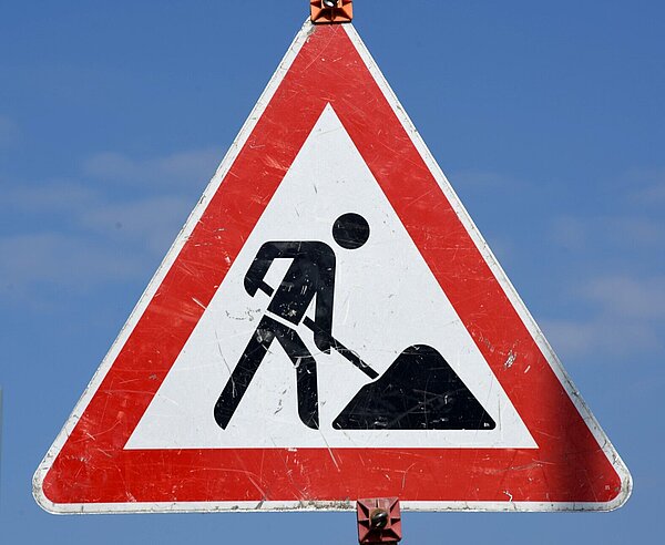 Verkehrsschild, das auf eine Baustelle hinweist.
