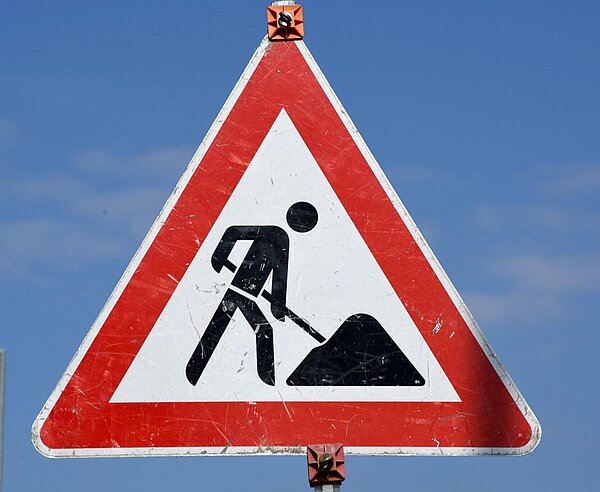 Verkehrsschild, das auf eine Baustelle hinweist.