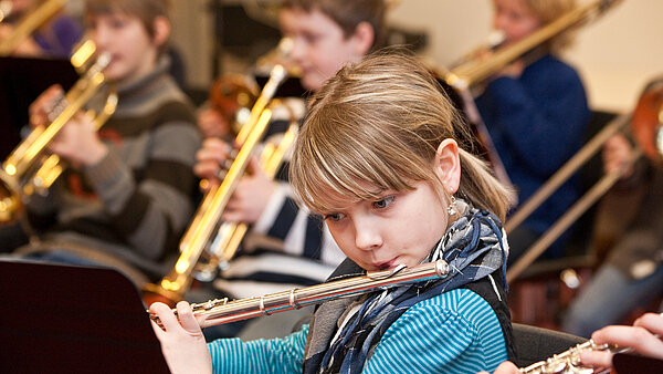 Kinder musizieren.