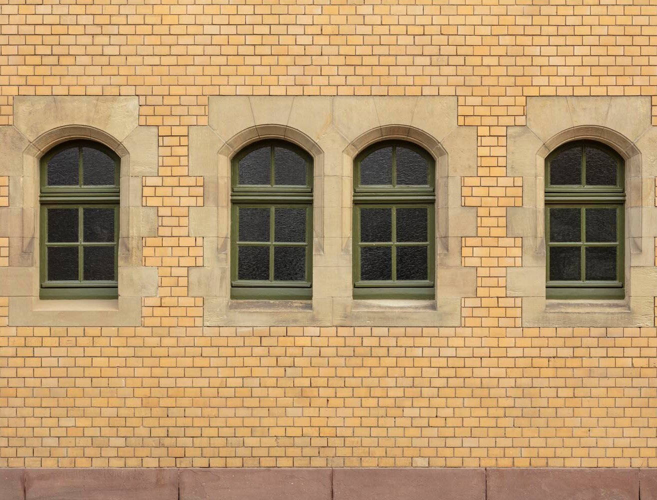 Eine Nahaufnahme zeigt Fassade und bauzeitliche Fenster