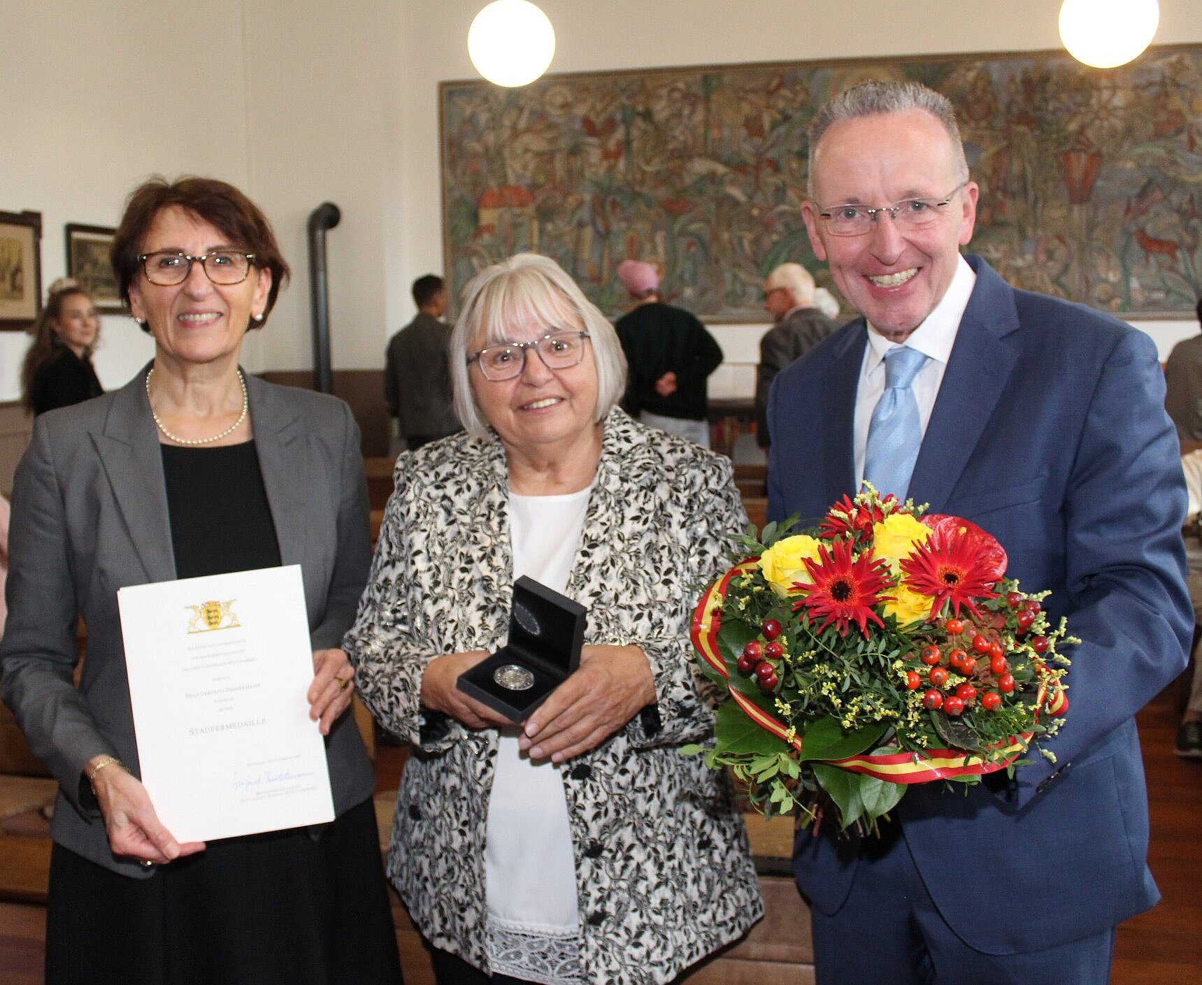 Staatssekretärin Dr. Ute Leidig, Gertrud „Trudel“ Zimmermann und Bürgermeister Dr. Albert Käuflein (v.l.).