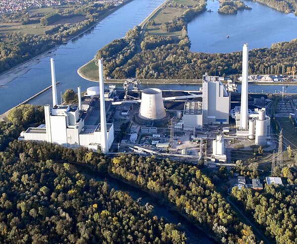 Blick auf das Rheinhafen-Dampfkraftwerk am Rhein.