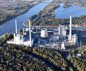 Blick auf das Rheinhafen-Dampfkraftwerk am Rhein.