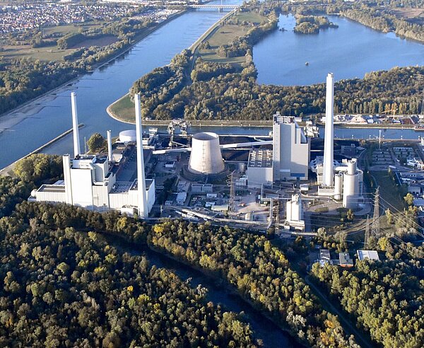 Blick auf das Rheinhafen-Dampfkraftwerk am Rhein.