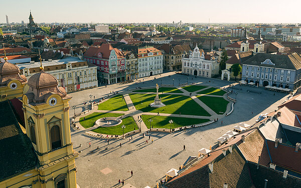 Der Vereinigungsplatz der Stadt Temeswar von oben, links ein Ausschnitt des Doms.