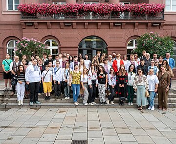 Letzter Programmpunkt vor der Abreise: Die Teilnehmerinnen und Teilnehmerdes diesjährigen Sommer-Camps treffen sich nach dem Empfang auf der Rathaustreppe.