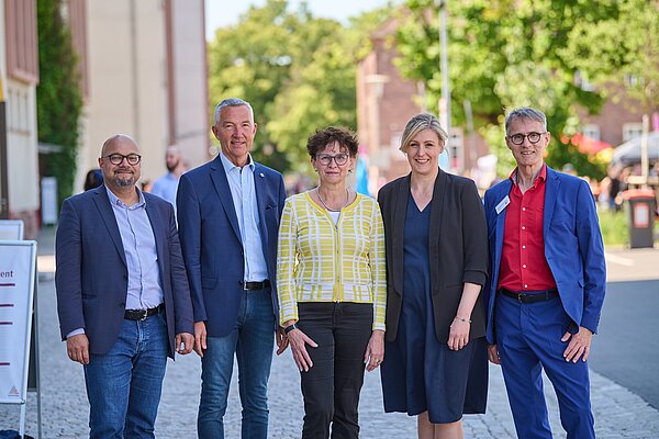 Gelungene Eröffnung: Lahnor Adjei (KONS), BM Lenz, Eva Geerken und Judith Marvi (ibz) sowie Erol Alexander Weiß (vhs).
