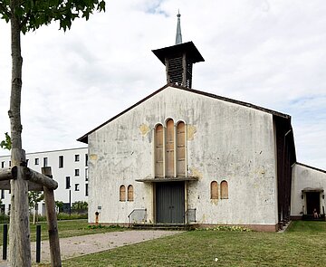 Marode Fassade der Garnisonskirche in Knielingen