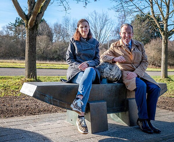 Probesitzen: Ortsvorsteherin Tron und BM Käuflein auf der Ruhebank.