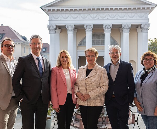 Gruppenbild auf dem Rathausbalkon 