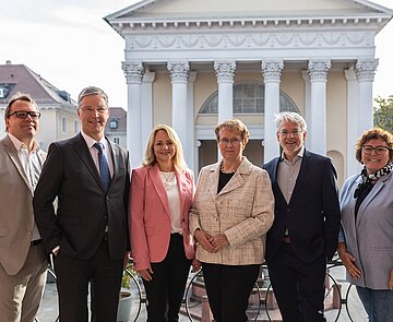 Gruppenbild auf dem Rathausbalkon 