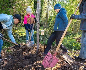 Schülerinnen und Schüler pflanzten im Gartenlernort in der Fritschlach rund 70 Pflanzen.