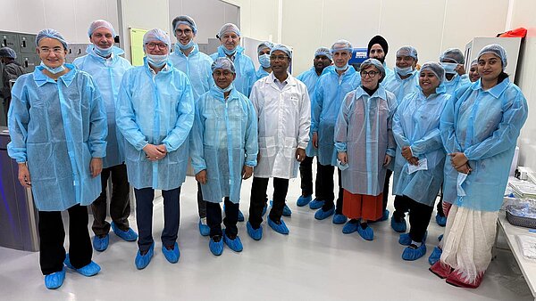 Solar im Blick: Besondere Einblicke – in Reinraumanzügen – gab es für die Delegation bei einem Solarpanel-Hersteller.