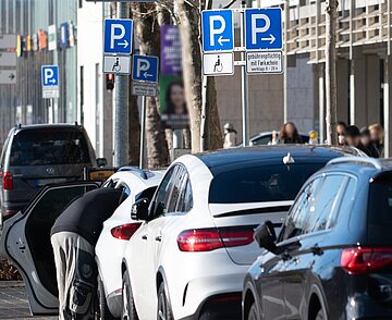 geparkte Autos am Straßenrand