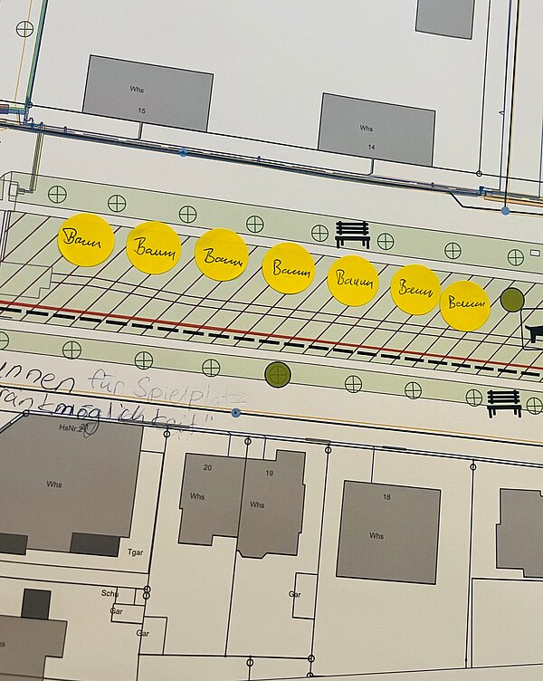 Auf einer Stellwand konnten Bürgerinnen und Bürger mit Stickern ihre Wunschstandorte für weitere Baumpflanzungen markieren.