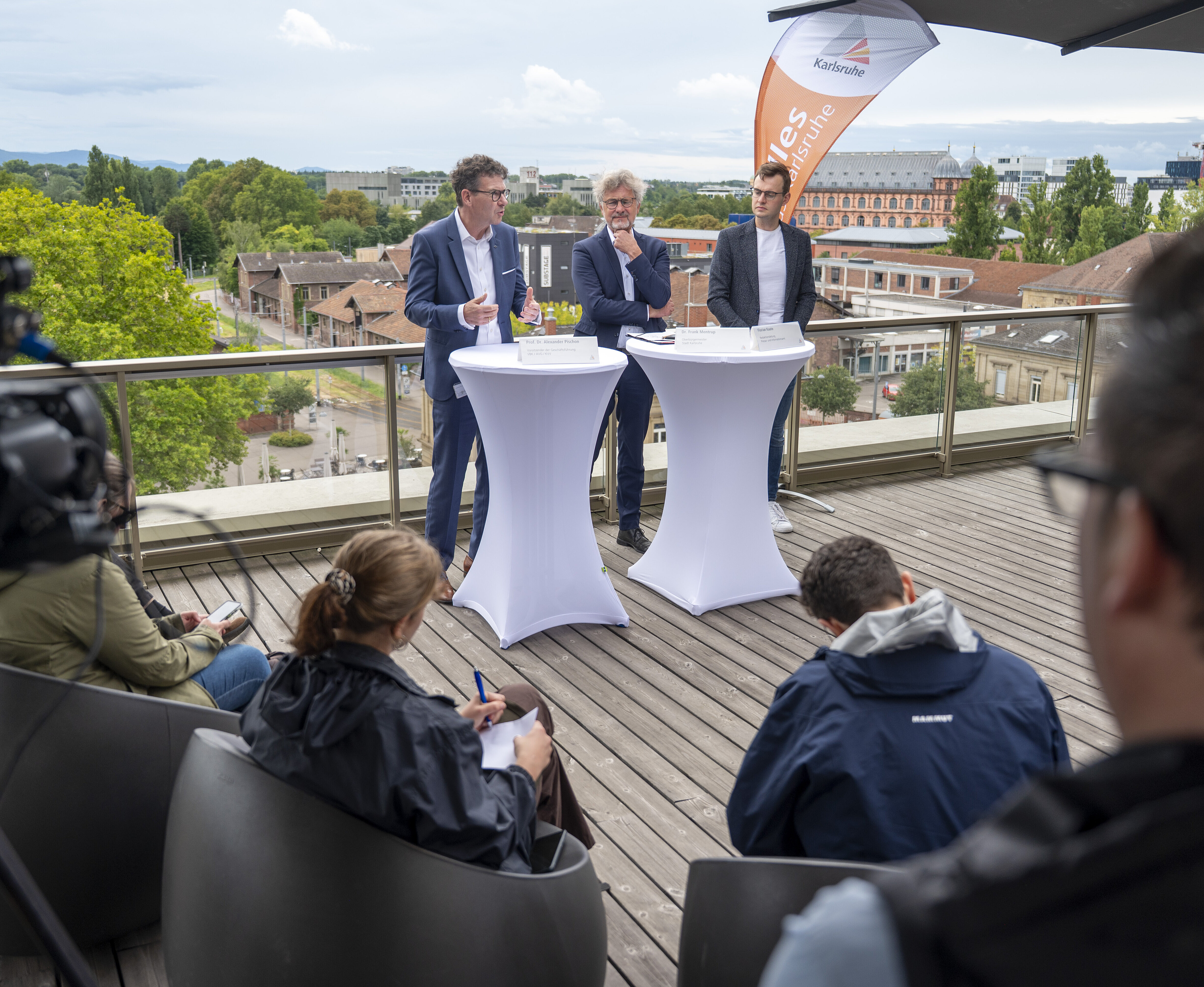 Impression von der Sommer-PK von OB Mentrup auf der Dachterrasse des KVV-Gebäudes.
