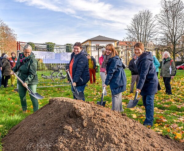 Mit dem offizielle Spatenstich durch Esther Buchmüller, Sachgebietsleiterin Objektplanung Mitte, Gartenbauamtsleiterin Doris Fath, Katrin Helmchen, Abteilungsleiterin Planung und Bürgermeisterin Bettina Lisbach (v.l.) beginnt die Umgestaltung der Hildapromenade.