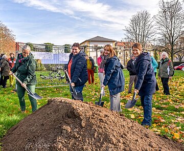 Mit dem offizielle Spatenstich durch Esther Buchmüller, Sachgebietsleiterin Objektplanung Mitte, Gartenbauamtsleiterin Doris Fath, Katrin Helmchen, Abteilungsleiterin Planung und Bürgermeisterin Bettina Lisbach (v.l.) beginnt die Umgestaltung der Hildapromenade.