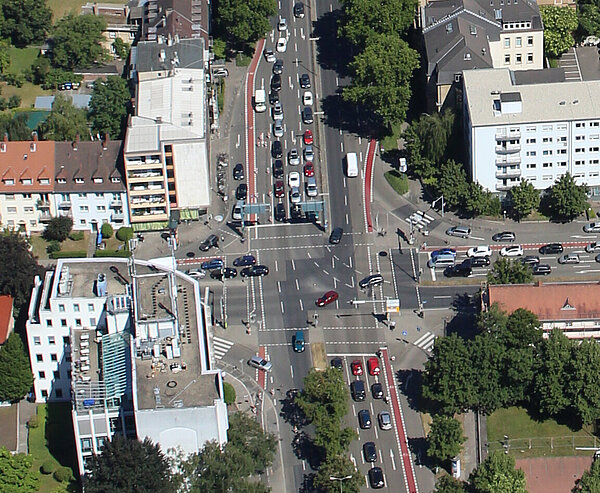 Luftaufnahme der Kreuzungsbereiche Kriegsstraße und Brauerstraße sowie Gartenstraße und Brauerstraße.