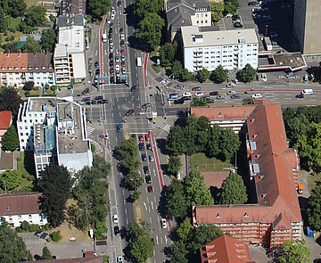 Luftaufnahme der Kreuzungsbereiche Kriegsstraße und Brauerstraße sowie Gartenstraße und Brauerstraße.