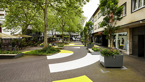 Teil der Bodenbemalung im Passagehof in den Farben gelb und weiß