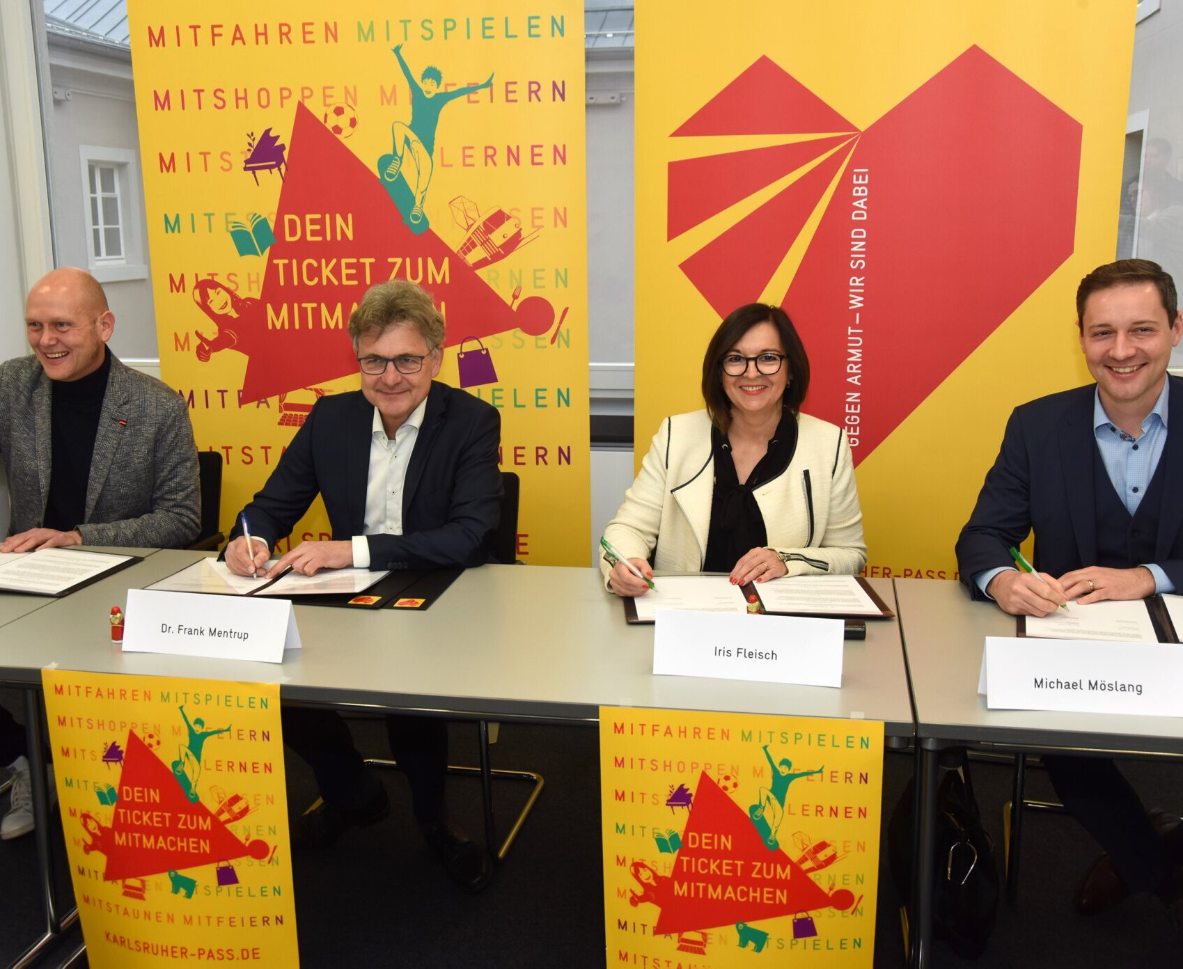Beitritt zur Sozialregion: Die Kommunalvertreter Marc Wagner, Frank Mentrup, Iris Fleisch und Michael Möslang (v.l.) bei der Unterschrift.