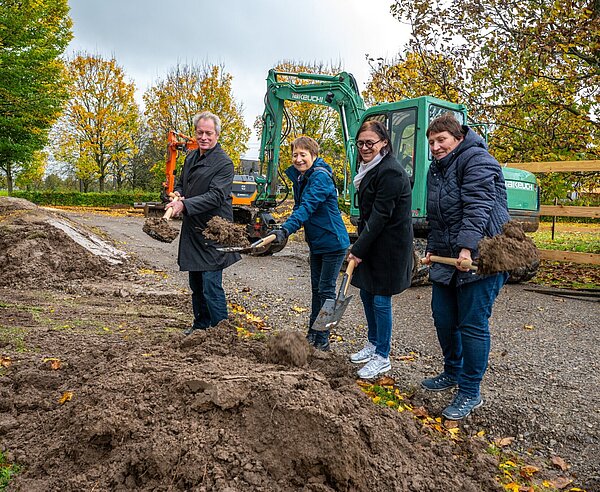 Erster Spatenstich für das Wechselkröten-Habitat auf dem Friedhof Durlach-Aue