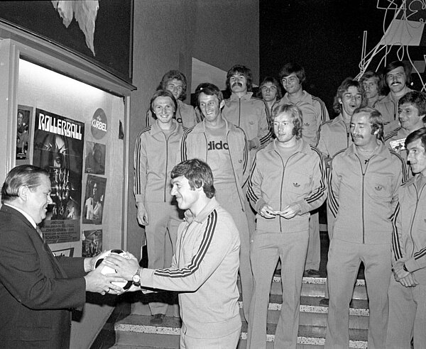 Die Mannschaft des Bundesliga-Aufsteigers KSC im September 1975 zu Besuch im Kino "Die Kurbel", in der Bildmitte Winfried Schäfer