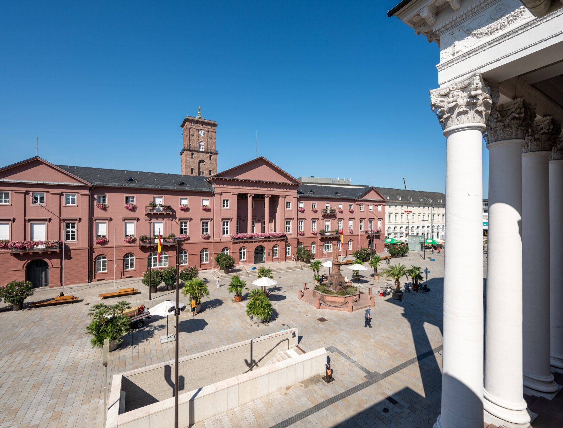 Außenansicht des Rathausgebäudes am Marktplatz in Karlsruhe
