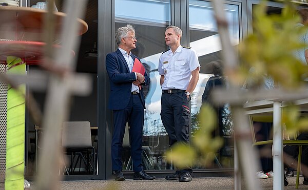 Oberbürgermeister Dr. Frank Merntrup und Branddirektor Florian Geldner bei der Sommer-PK.