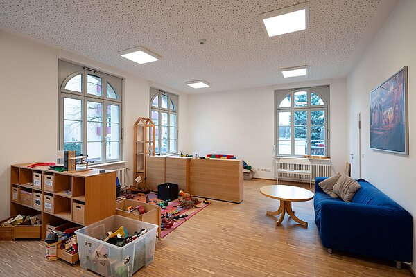 Das Spielzimmer für die jüngeren Kinder ist in verschiedene Bereiche unterteilt.