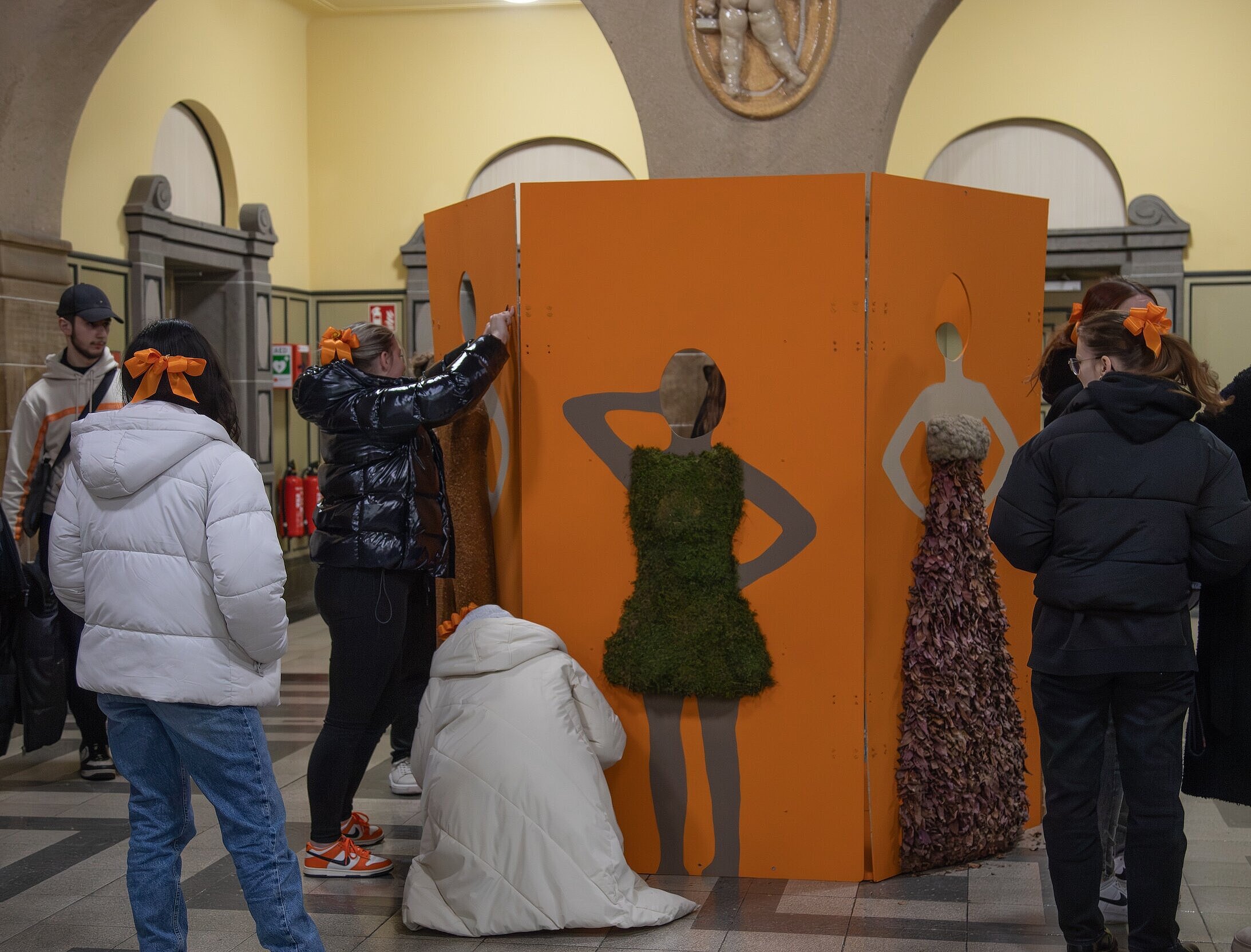 Aufsteller mit Gesichtsausschnitten für Fotos zum Thema an einer beruflichen Schule