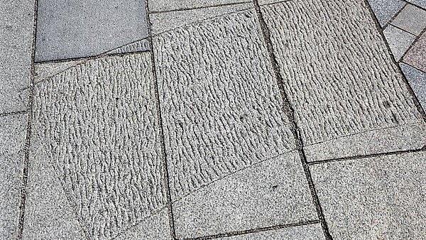 Das Granitpflaster erhält eine mechanische Bearbeitung.