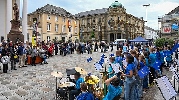 Auf dem Marktplatz brachte die Bläserklasse der Europaschule die Europahymne und die Nationalhymne der Ukraine zu Gehö