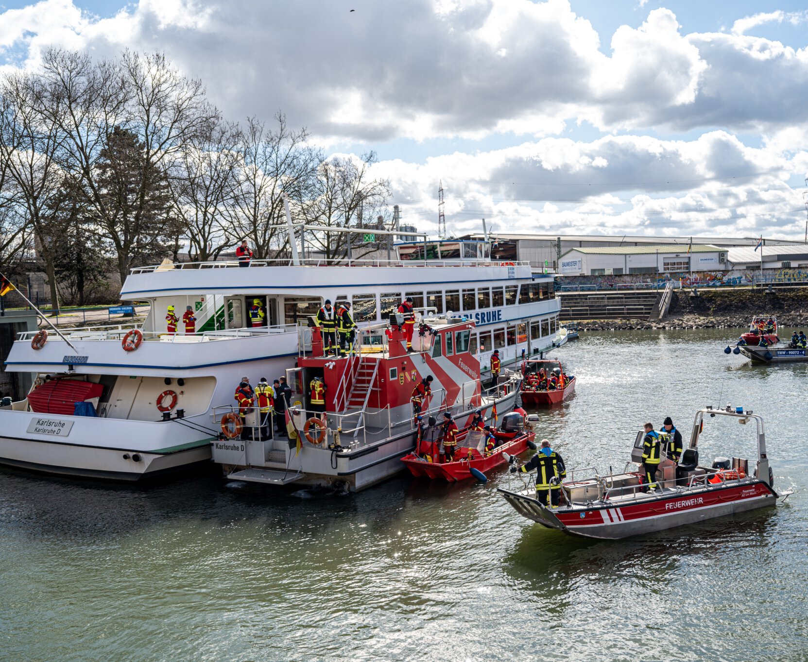 Rheinübergreifende Zusammenarbeit: Regionale Feuerwehren, DLRG und THW üben gemeinsam für den Ernstfall eines Schiffsbrandes auf der MS Karlsruhe.