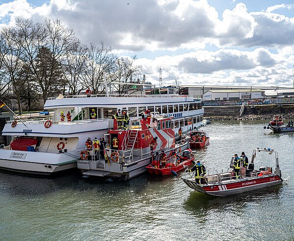 Rheinübergreifende Zusammenarbeit: Regionale Feuerwehren, DLRG und THW üben gemeinsam für den Ernstfall eines Schiffsbrandes auf der MS Karlsruhe.