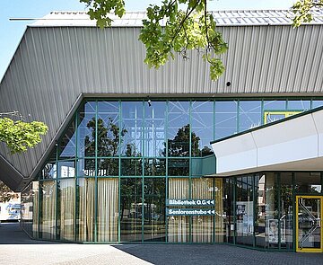 Die Stadtteilbibliothek Neureut ist in der Badnerlandhalle untergebracht.