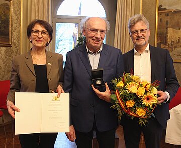 Bernd Belschner erhält die Staufermedaille des Landes Baden-Württemberg von Staatssekretärin Ute Leidig und Oberbürgermeister Dr. Frank Mentrup.