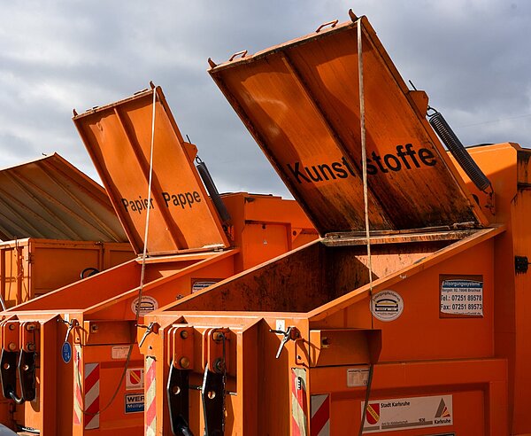 verschiedene Wertstoffcontainer in der Wertstoffstation