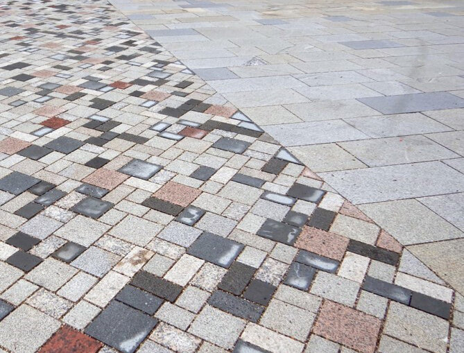 Neugestaltung der Kaiserstraße – Erster Bauabschnitt – Herstellung des Zierbandpflasters