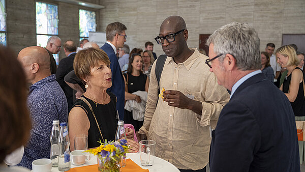 Anregende Gespräche zwischen den Stadträtinnen und Stadträten im Foyer des Rathauses