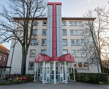 Gebäudeansicht der Volkshochschule und des Internationalen Bildungszentrums  von außen
