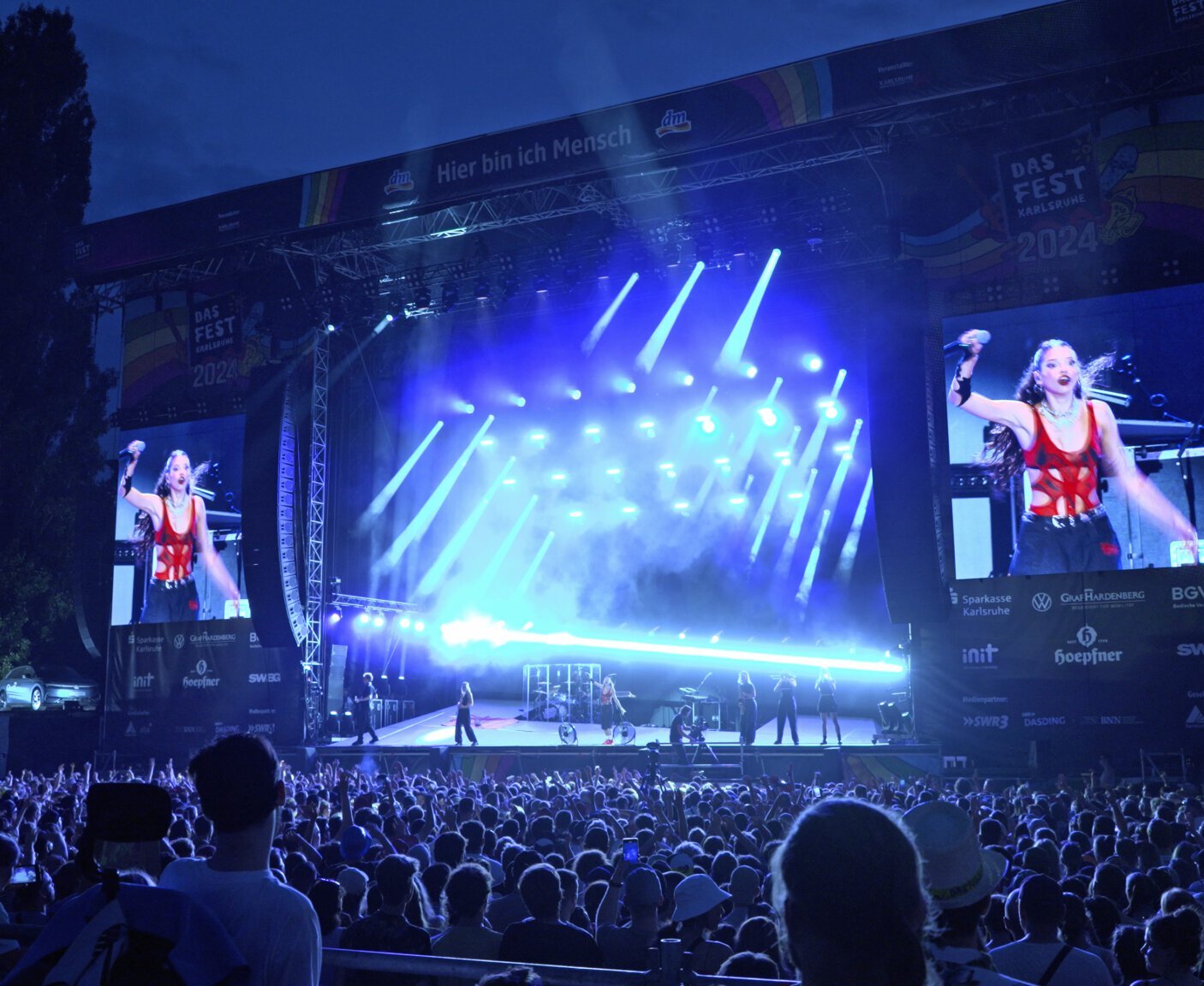 Sängerin Nina Chuba vor dem Fest-Publikum