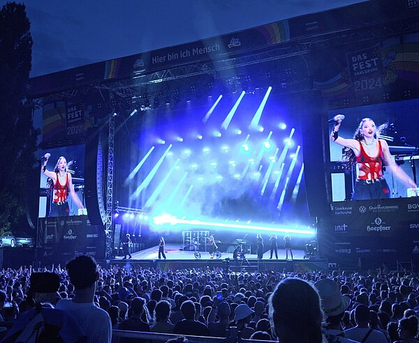 Sängerin Nina Chuba vor dem Fest-Publikum