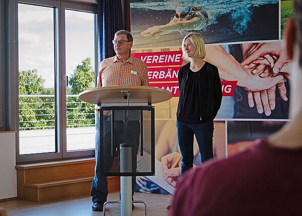 Der stellvertretende Vorsitzende des Sportkreises, Michael Dannenmeier, und Sportbürgermeisterin Yvette Melchien.